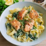 Bandnudeln mit Lachs und Spinat in cremiger Sauce