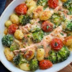 Cremiger Gnocchi Auflauf mit Lachs, Brokkoli und Tomaten