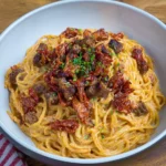 Spaghetti mit karamellisierten Zwiebeln, smoked beef und getrockneten Tomaten