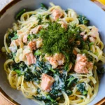 Pasta mit Lachs und Spinat in Sahnesoße.