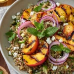 Sonnengeküsster Quinoa-Salat mit gegrilltem Pfirsich und Minze